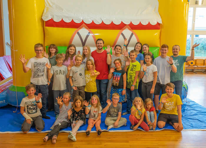 Aufbau der Hüpfkirche im Pfarrsaal