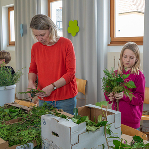 Kath. Jungschar der Pfarre Kirchdorf an der Krems übernahm heuer erstmals das Palmbuschen-Binden. 