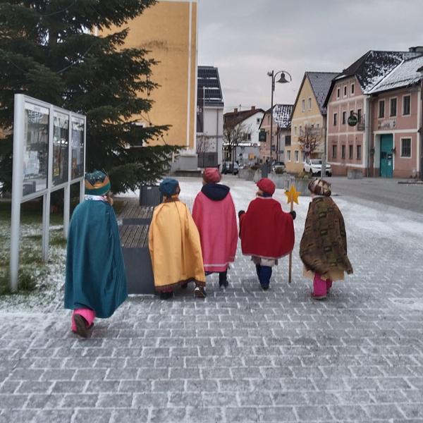 Sternsingergruppe in Feldkirchen unterwegs