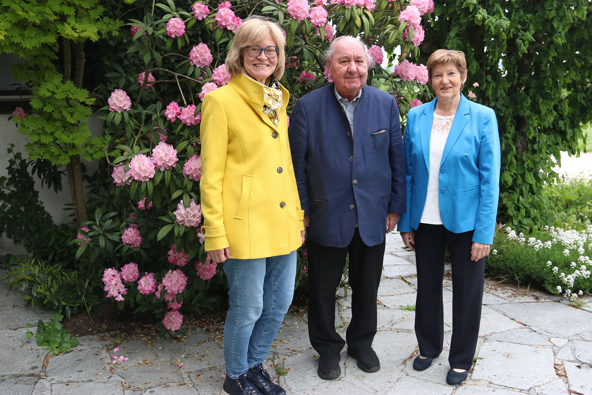 Stützpunkt-Übergabe in Prambachkirchen / KBW Prambachkirchen Margarita Eichinger, Prof. Helmut Lang, Maria Stichlberger (li.)