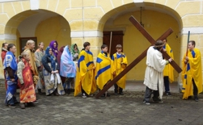 2. Station, Jesus nimmt das Kreuz auf sich