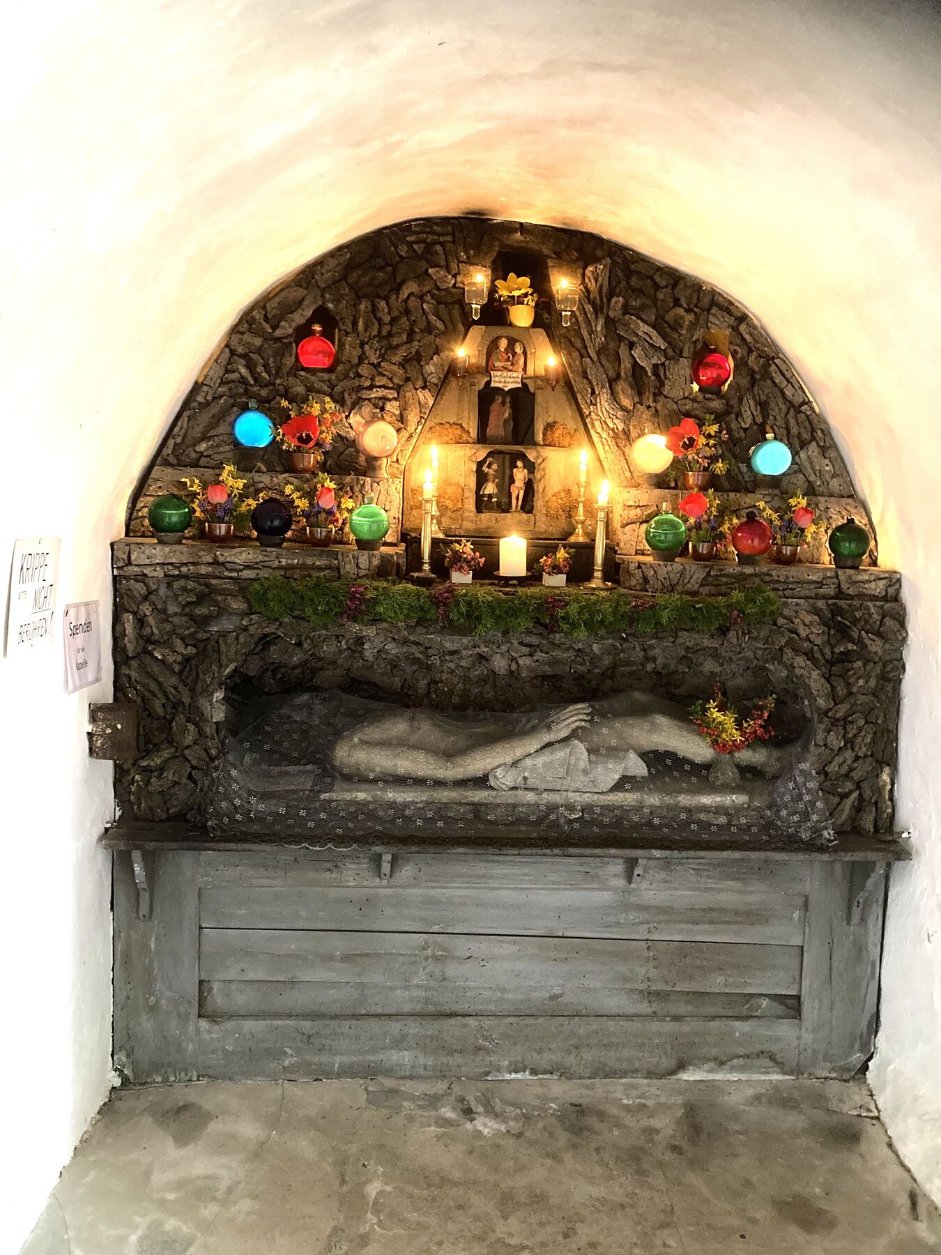 Fastenkrippe / © Pfarrgemeinde Schwanenstadt / Johann Neuhuber Eine außergewöhnliche, weil bewegliche Fastenkrippe ist in der Philippsbergkirche in Schlatt bei Schwanenstadt zu finden. Es ist die einzige mechanische Fastenkrippe im mitteleuropäischen Raum. Auf einer Drehbühne ziehen in zwei Ebenen bemalte Figure