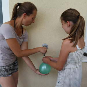 Vorbereitungsarbeiten - Wasserbomben füllen