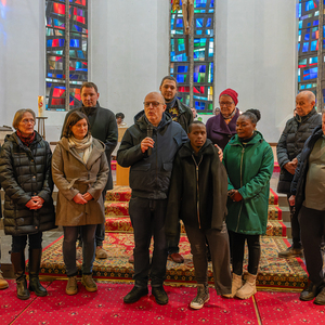 Fransisco Joachim Kimila, kurz Biko genannt, ist schwer beeintrŠchtigt: Beim 24-jŠhrigen aus Tansania sind beide Arme und ein Bein stark deformiert. Aufgrund der Pfarrpartnerschaft Kirchdorf an der Krems - Kakonko in Tansania und in Zusammenarbeit m