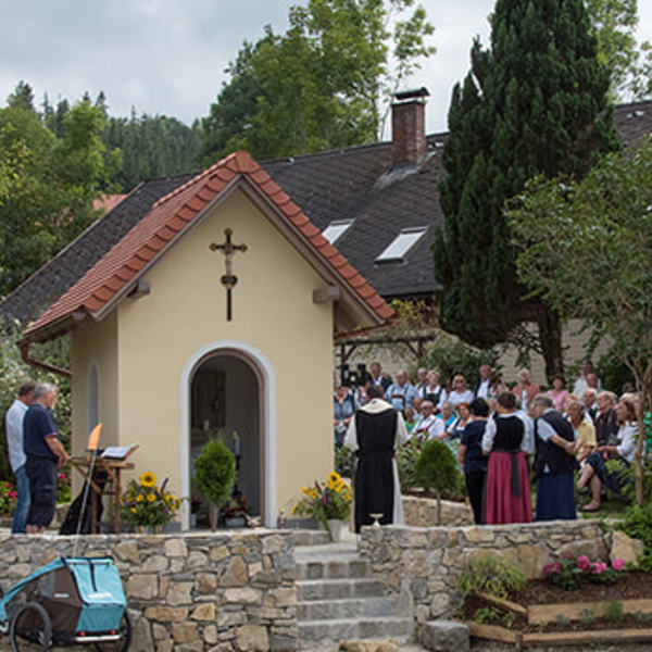 Habingerkreuz-Kapelle in Oberschlierbach neu gebautMit großer Unterstützung von Nachbarn, Freunden und Wohltätern wurde die Habingerkreuz-Kapelle in Oberschlierbach neu gebaut. Alfred und Burgi Gartenlehner sind die Eigentümer. Die Kapelle war in ei
