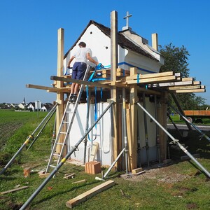 Hans spannt noch einen Gurt um den oberen Teil.
