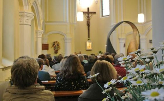 Blick in die volle Kirche der Kreuzschwestern mit dem Katharinator