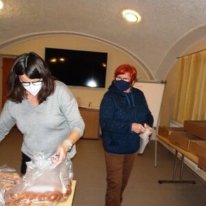 Die Pfarrcaritas der Pfarre Haibach überrascht Menschen mit kleinen Aufmerksamkeiten!