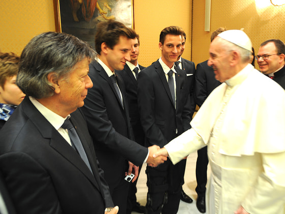 Matthias Mayer und Papst Franziskus im Rahmen der ÖSV-Papstaudienz 2016