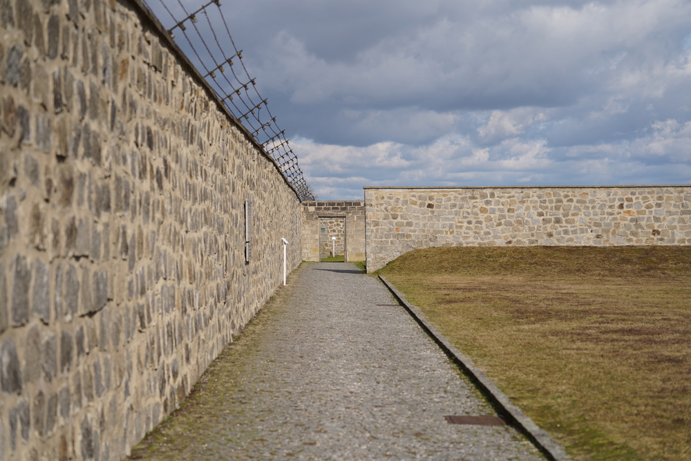 Ein Innenhof im ehemaligen KZ Mauthausen                    
