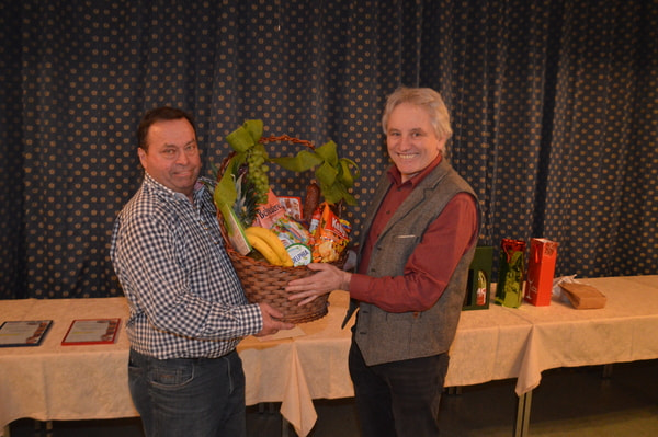 Sieger mit Geschenkskorb