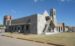 Die Kirche und der Rohbau des Gedenk-Zentrums. © Lederhilger
