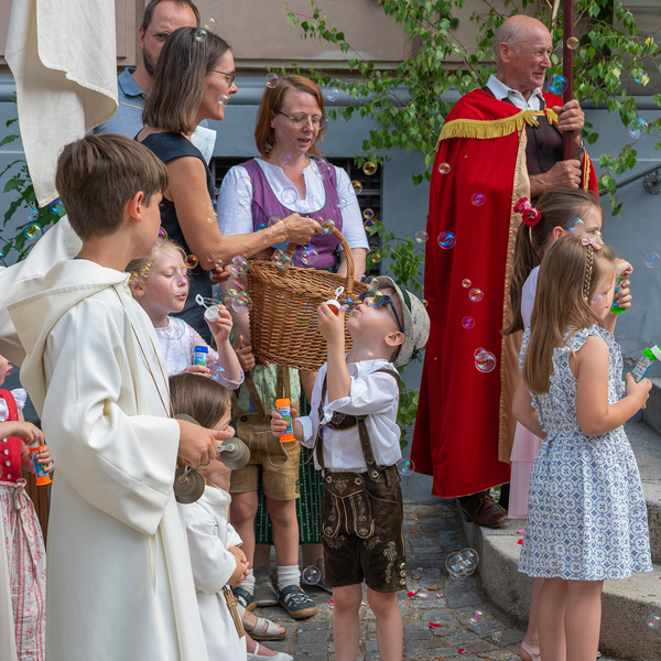 Fronleichnam Pfarre Kirchdorf an der KremsBild: Stadtkapelle Kirchdorf an der Krems spielt beim Gottesdienst und Prozession