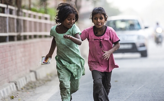 Mädchen auf der Straße in Delhi.