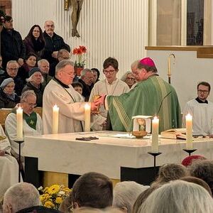 Mitglieder der Seelsorgeteams sind in die Messfeier eingebunden