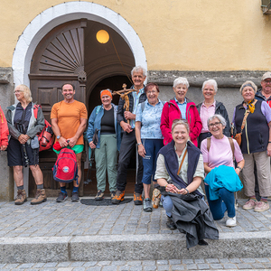 Wallfahrer bei der Kirche