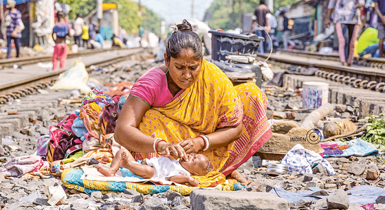 Mutter mit Kind in den Slums von Kalkutta