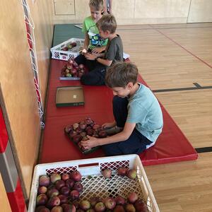 Kinder feiern Erntedank