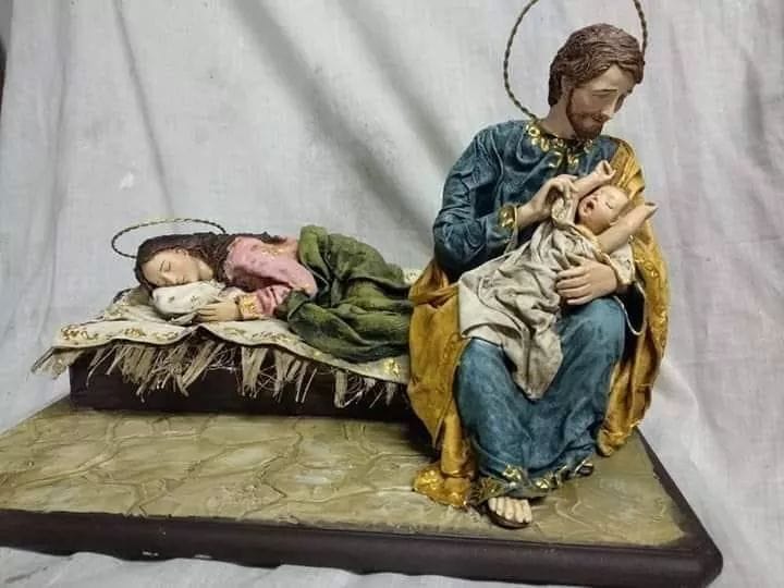 Jesus wird von Josef gehalten während Maria schläft