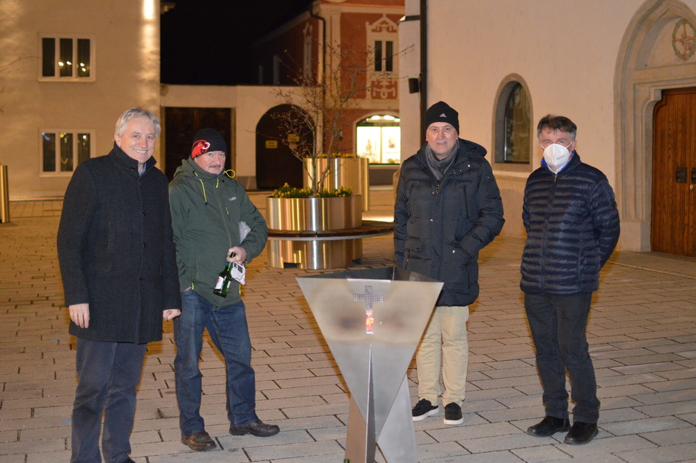 links am Bild Hanns Kirchner, der KMB-Obmann und Initiator für die neue Feuerschale