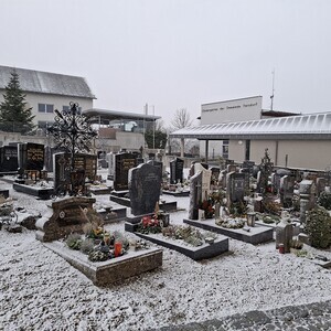 Verschneiter Friedhof