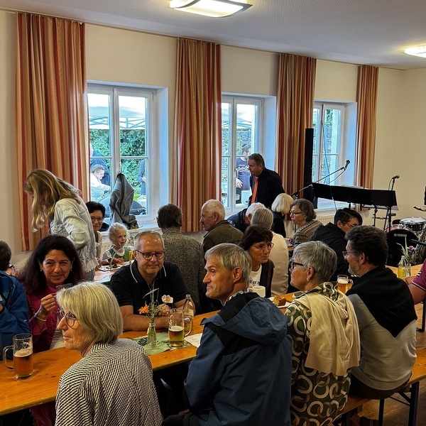 Menschen beim Pfarrfest