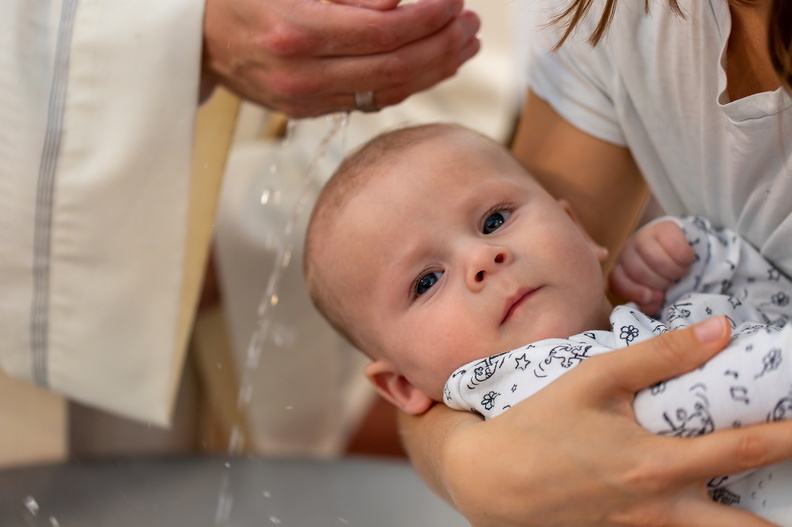 Die Taufe ist das erste Sakrament. Durch sie wird ein Mensch in die Glaubensgemeinschaft der Christen aufgenommen. Das Sakrament hat seinen Ursprung in der Taufe Jesu durch Johannes im Fluss Jordan. In der Taufe bezeichnet das Wasser sowohl für den T
