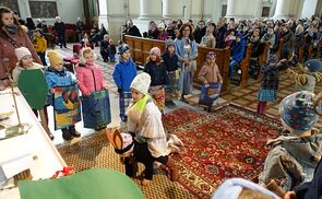 Kinder gestalten die Liturgie (mit)