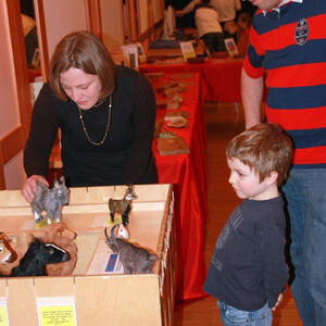 Kinder bei der Buchaustellung