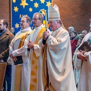 Festgottesdienst zur Amtseinführung. V. l.: Verwaltungsvorstand Christoph Ott, Pastoralvorstand Christian Landl, Pfarrer Janusz Zaba und Bischof Manfred Scheuer. Ganz rechts: Diakon Karl Höllwerth.