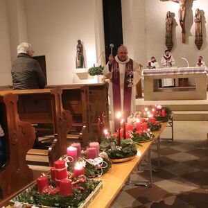 Adventfeier mit Genuss-standln in St. Quirinus