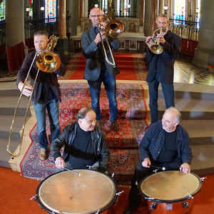 Zwei Organisten an der Pauke bekommen den Marsch geblasen.