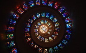 Glasfenster einer Kapelle