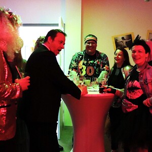 Föhnfarisur trifft Schulterpolster - Das Motto dieses Festes