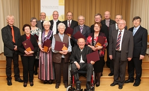 Die Geehrten mit Diözesanbischof Manfred Scheuer, Bischofsvikar Franz Haidinger und Ordinariatskanzler Johann Hainzl.