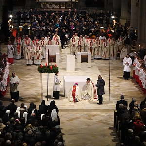 Beisetzung der Reliquien durch Bischof Scheuer und Dompfarrer Strasser