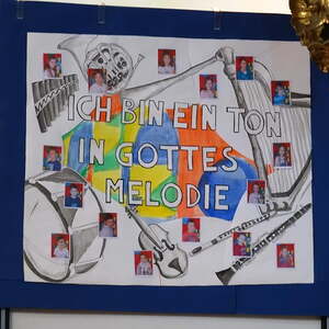 Unsere diesjährigen Erstkommunionkinder als Klänge in Gottes Melodie    