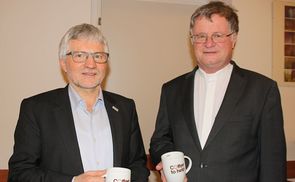 Coffee to help mit Caritas-OÖ-Direktor Franz Kehrer, MAS (l.) und Bischof Manfred Scheuer (r.).
