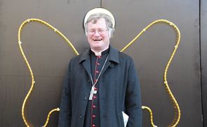 Bischof Manfred Scheuer als strahlender Engel