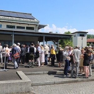 Die Mitfeiernden bei der Agape am Pfarrplatz