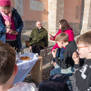 Einladung der Pfarre Kirchdorf an der Krems zu Tee und Gespräch am Kirchenplatz