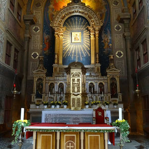 Der Altarraum mit Ikone in der Wallfahrtskirche