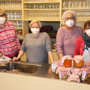 Suppe in Gläser füllen für den Familienfasttag