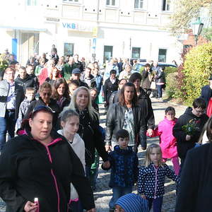 Palmweihe vor der Kirche