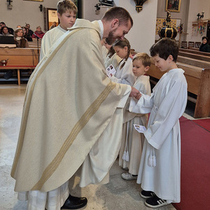 Kreuz und Ausweis als Symbol, dass sie dazugehören
