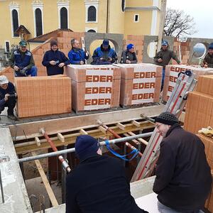 Abriss und Aufbau Pfarrheim Ostermiething