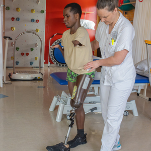 Biko Kimila mit Christa Tanhofer-Pilisch - Physiotherapeutin