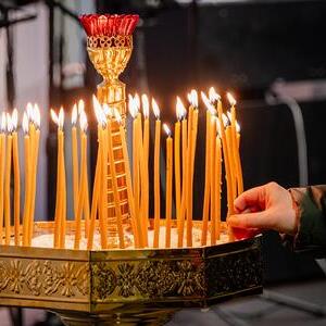 Nach der Predigt waren alle Mitfeiernden eingeladen, während des gesungenen Glaubensbekenntnisses nach vorne zu kommen und eine Kerze zu entzünden.