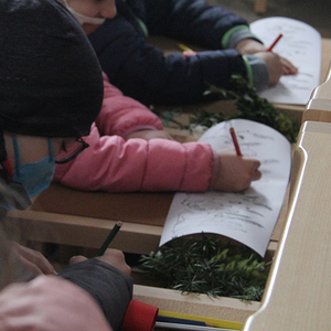 Die Kinder beginnen eifrig zu malen