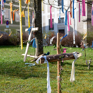 Osteraktion der Pfarre Kirchdorf an der Krems. Bis Karfreitag wurden im Garten des Pfarrhofs verschiedenste Kreuze aufgestellt, die das Leid zur Sprache bringen. Zu Ostern wurden diese mit bunten Bändern geschmückt als Zeichen, dass es im Leiden eine